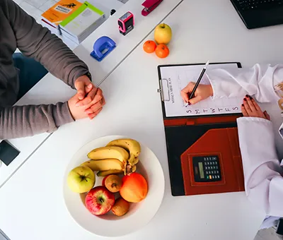 Especialista en nutrición elaborando una dieta específica para un atleta