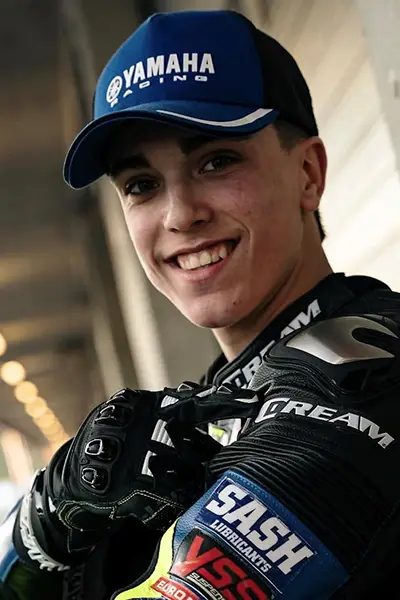 Celebración de la victoria de Andrés Huertas tras una carrera de motos